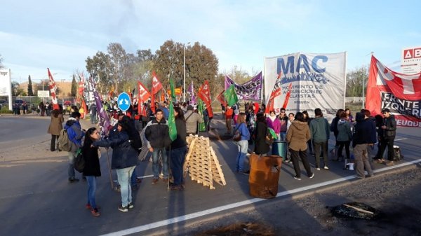 Izquierda y sindicalismo combativo hacen paro activo con piquetes en ruta 7 de Neuquén