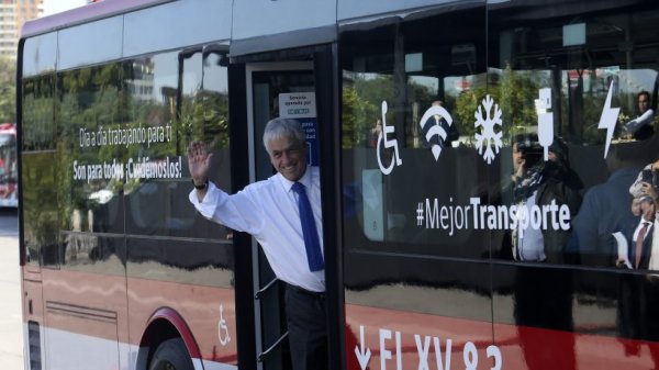 Estudio plantea que medida de un metro de distancia propuesta por el Ministerio de Salud es inalcanzable en el transporte público