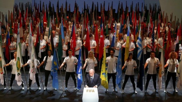 La ingeniería de Blatter para mantenerse en FIFA y sacarla de su profunda crisis