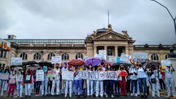 Estudiantes de odontología marchan por la apertura de las residencias en Rosario