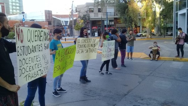 Estudiantes de la escuela de música reclaman que les permitan trabajar en los colegios