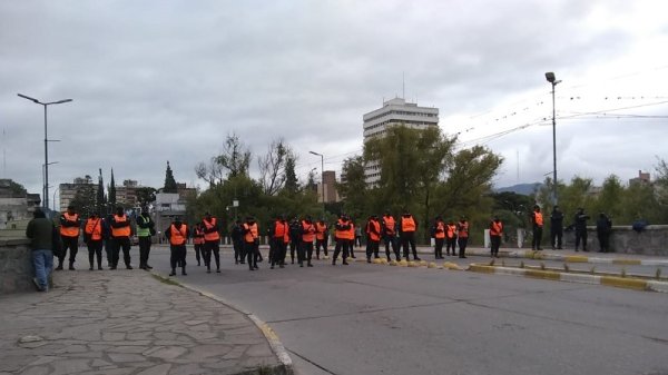 Ante la movilización popular, Morales rodeó la Legislatura con un fuerte operativo policial