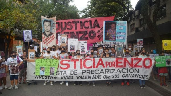 El reclamo de justicia por Enzo Orellana se hizo sentir con fuerza en Casa de Gobierno