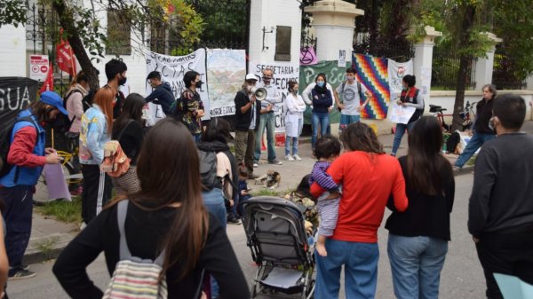 Protesta contra la participación de la Universidad de Tucumán en la megaminería en Andalgalá