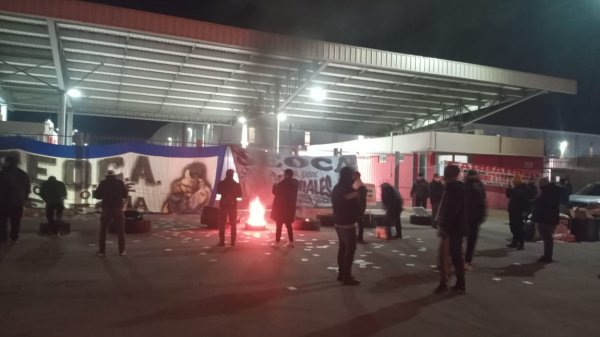 Garbarino: Trabajadores acampan frente al centro de distribución de La Tablada