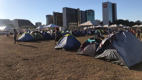 Miles de indígenas acampan en Brasilia en defensa de sus tierras