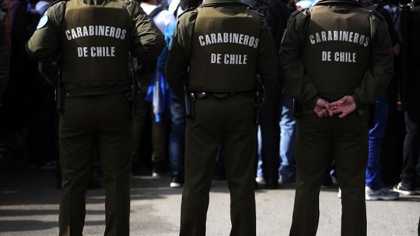 Denuncian a carabinero por grabar bajo la falda de una mujer en local de votación