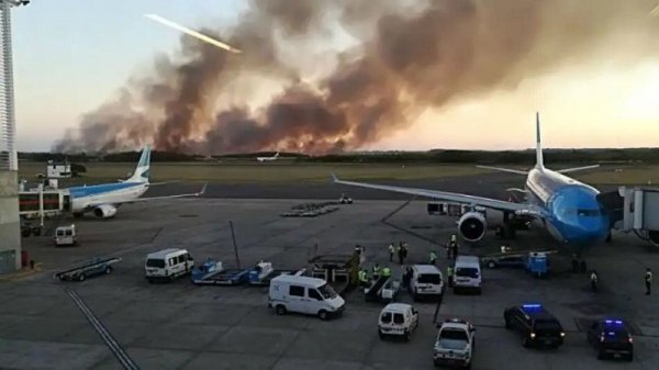 Incendios en Ezeiza: trabajan bomberos para que no llegue a zonas residenciales