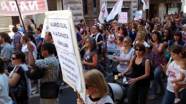 Más de mil docentes marcharon en Rosario 