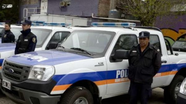 Detuvieron a un jefe policial de Lanús y tres efectivos por proteger un prostíbulo 