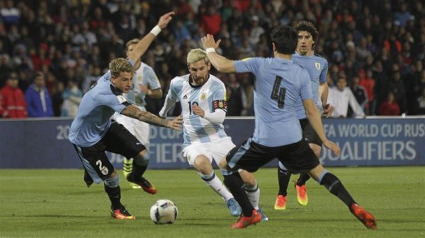 Argentina va ganando con gol de Messi y Dybala expulsado