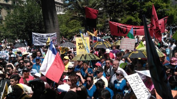 Masivas marchas con concentraciones en las plazas de armas