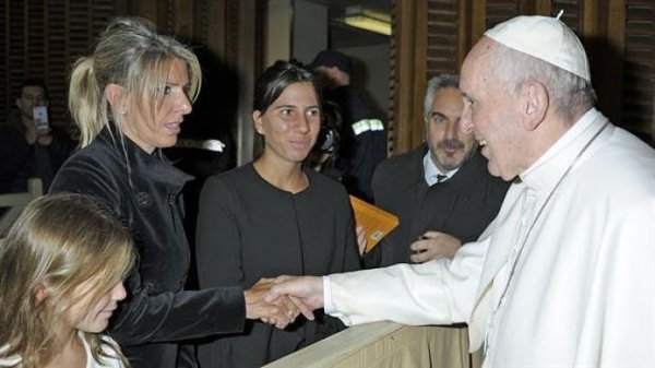 El papa saludó en el Vaticano a la familia de Nisman 