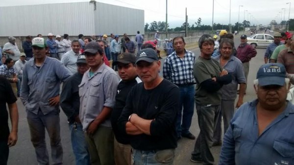 Trabajadores del Ingenio San Juan cortan puente Lucas Córdoba en reclamo de la deuda salarial