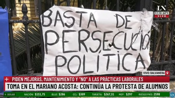 Periodista quiso corregir el cartel de estudiantes en una toma y le pifió: estaba bien escrito