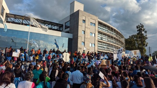 Morales persigue con la policía y amenaza con descuentos a docentes en lucha de Jujuy