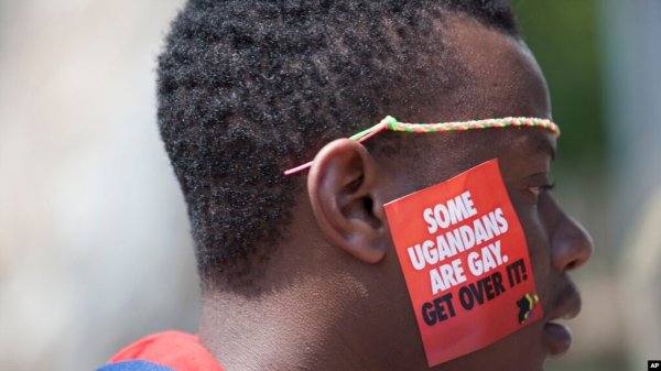 Uganda refuerza su ley anti-LGBTIQ+ con la pena de muerte y criminalizando menores