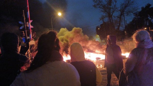 Protestas por falta de luz en José C Paz: “Con el frío que hace no podemos ni prender una estufa”