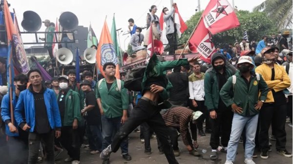 Protestas en Indonesia contra el intento de modificar la ley electoral en el Parlamento