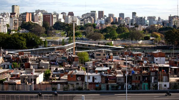 Casi un millón de pobres en la Ciudad más rica del país