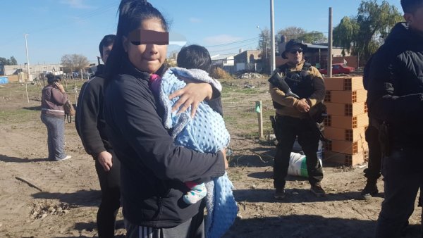 La bonaerense de Kicillof intentó desalojar familias de Bahía Blanca en un asentamiento 