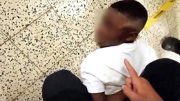 Un policía agredió violentamente a un niño negro de 9 años en una escuela de Bélgica