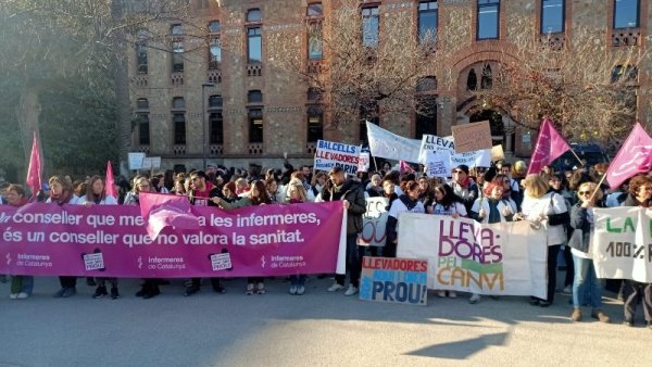 Catalunya | Un mes de huelga indefinida al grito de "las enfermeras decimos basta"