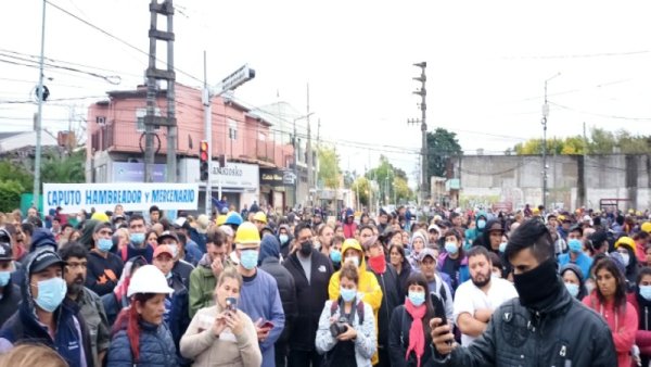 Protesta en la puerta del country de Caputo por paralización de obras públicas