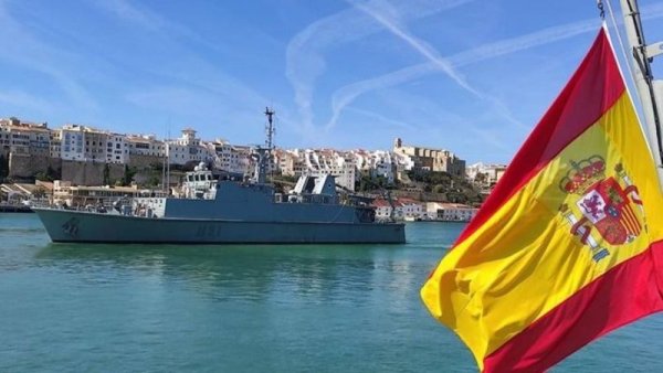 Fuera los buques de guerra de la OTAN del puerto de Maó