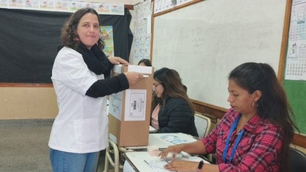 Votó la candidata a gobernadora por el PTS, Daniela Planes