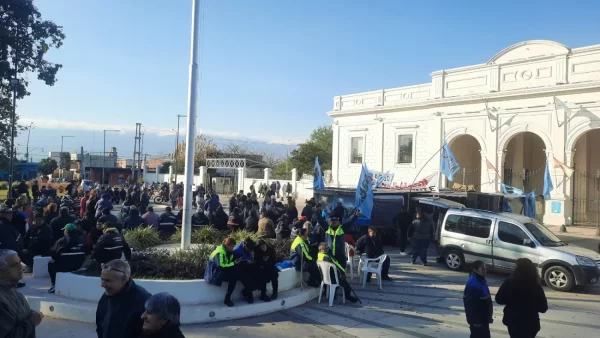 Municipales: tras 27 días de paro, se aceptó la oferta de un 25% de aumento y un bono