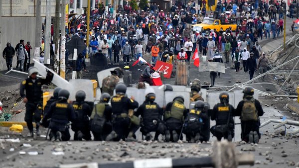 [Video] El Frente de Izquierda se movilizó en apoyo a la lucha del pueblo peruano