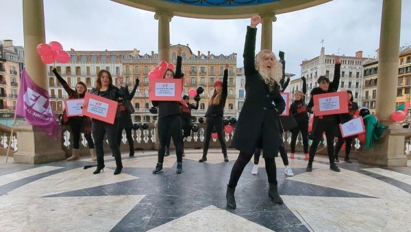 "Las mujeres ya no lloran, las mujeres luchan": cantan las trabajadoras de H&M en huelga indefinida en Navarra 