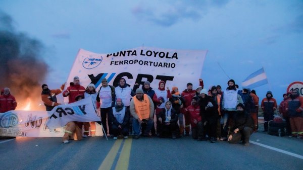 Río Gallegos: trabajadores de YCRT protestaron en la ruta acompañados por docentes