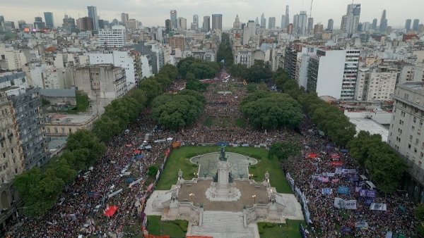 Argentina: Impresionante multitud de mujeres colmó las calles frente al Congreso Nacional