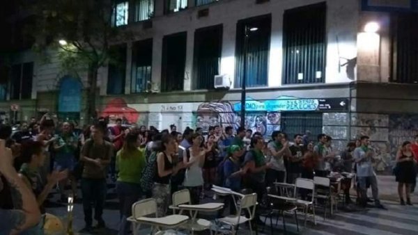 Asamblea en Filosofía y Letras UBA se sumó al ruidazo en Caballito