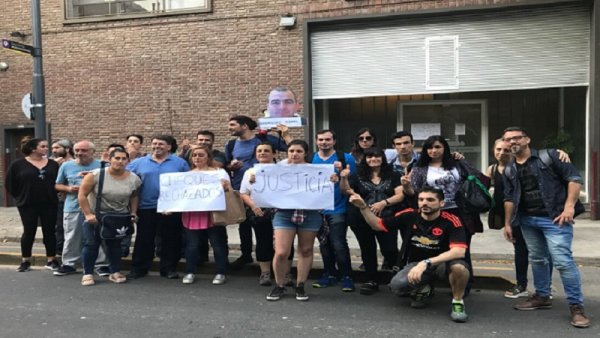 Trabajadores de Radio El Mundo protestaron frente a la emisora contra el vaciamiento