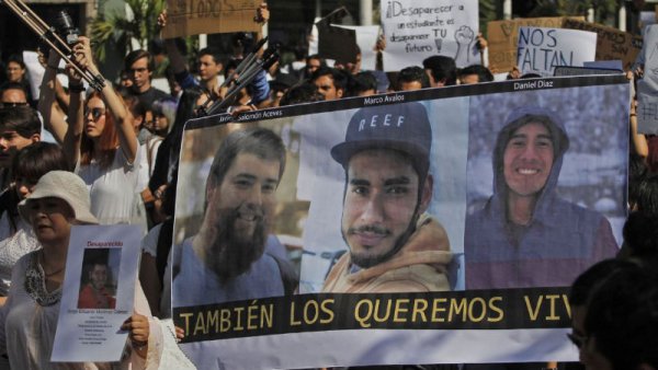  Con poesía, jóvenes exigen justicia para los estudiantes de cine de Jalisco