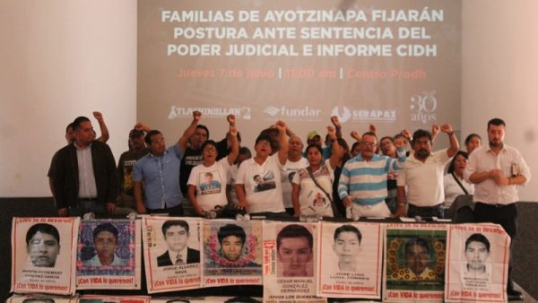 Padres de Ayotzinapa: "La verdad histórica quedó hecha pedazos"