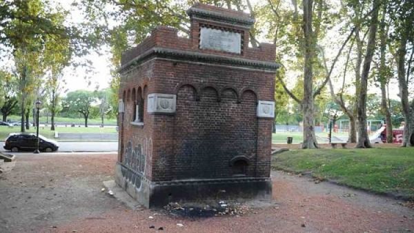 Un cadáver calcinado frente a las torres Le Parc