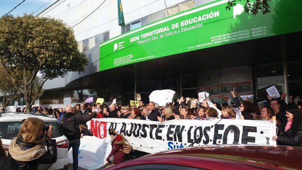 En defensa de los EOE: docentes abrazaron el Consejo Escolar marplatense