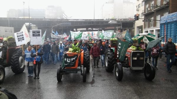 Productores familiares protestaron en Agroindustria ante políticas de ajuste en el sector