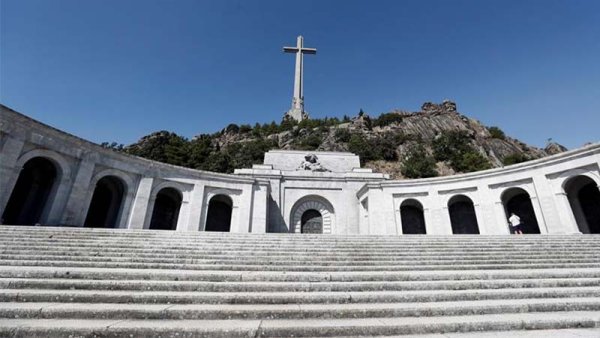 El gobierno del PSOE exhuma a Franco para perpetuar la impunidad y la Transición