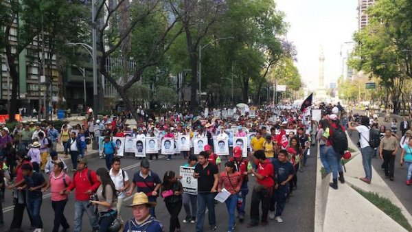  México se moviliza contra la represión a los maestros y por los 43 normalistas