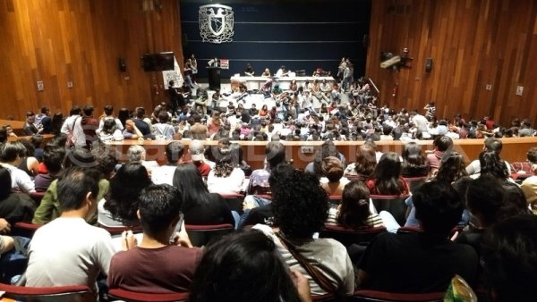 Maestros repudian los ataques porriles en la Asamblea Interuniversitaria