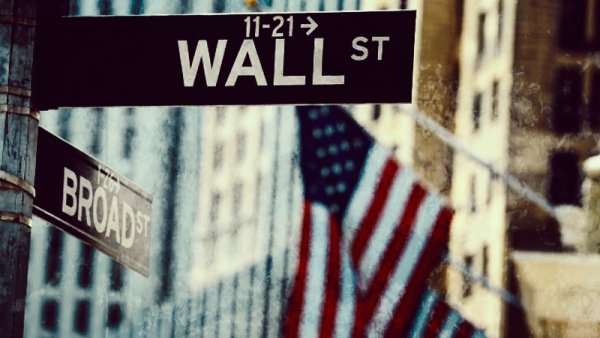 Wall Street cae presionado por alza de tasas en EEUU