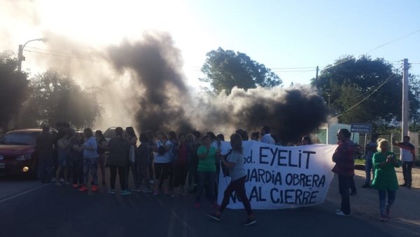 Obreras de Eyelit mantienen guardia en la puerta de la fábrica en defensa de su fuente laboral 