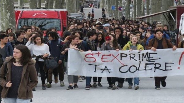 [Video] Multitudinaria movilización de estudiantes en Francia