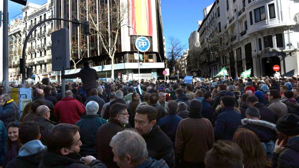 Madrid colapsado por los taxistas: rodean la sede el PP tras ser desalojados de la Castellana