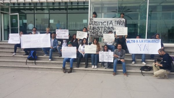 Estudiantes de la UACJ protestan en Fiscalía General contra el abuso policial